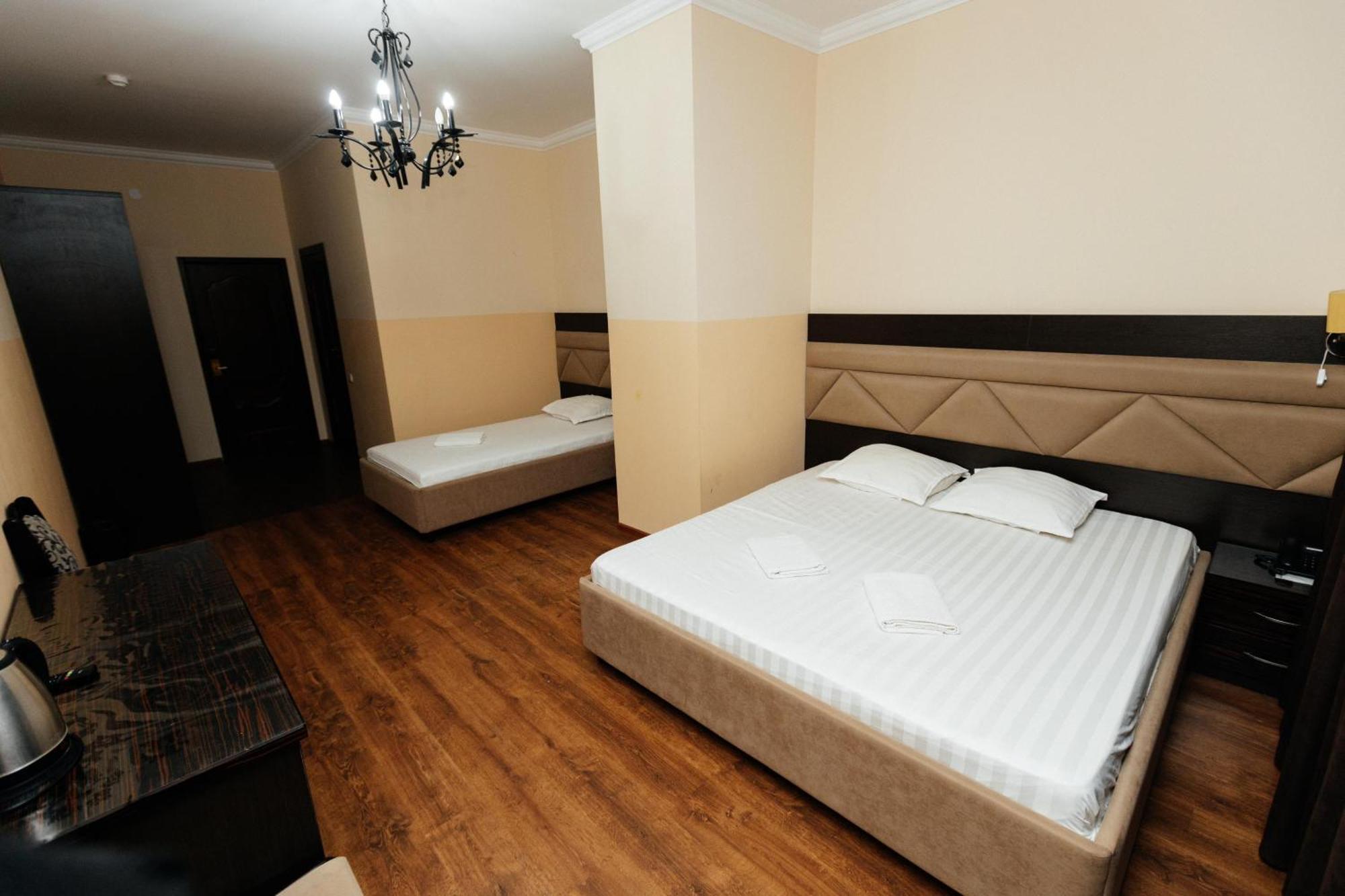 Alcazar Hotel Atyrau Exterior photo