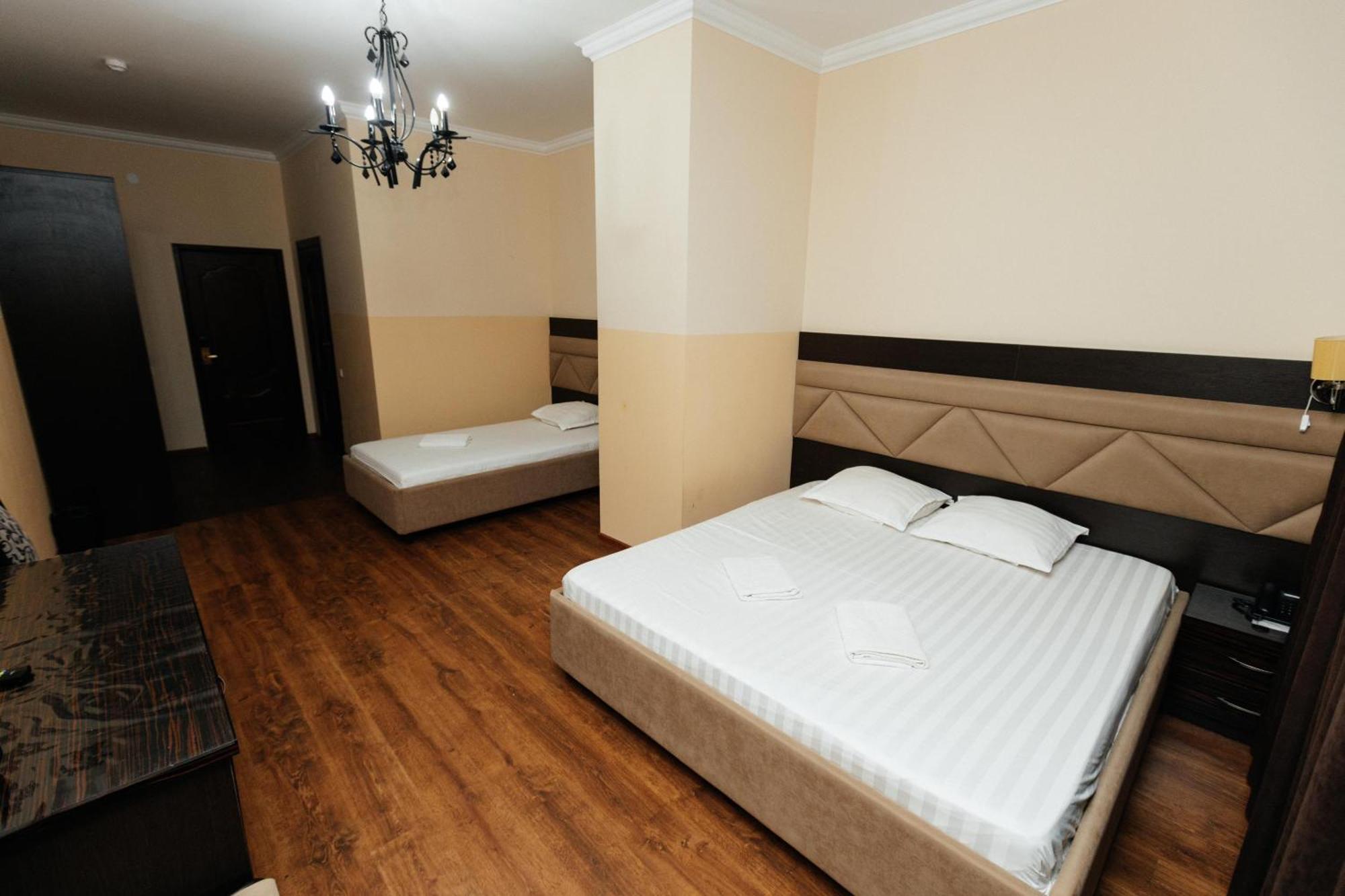 Alcazar Hotel Atyrau Exterior photo